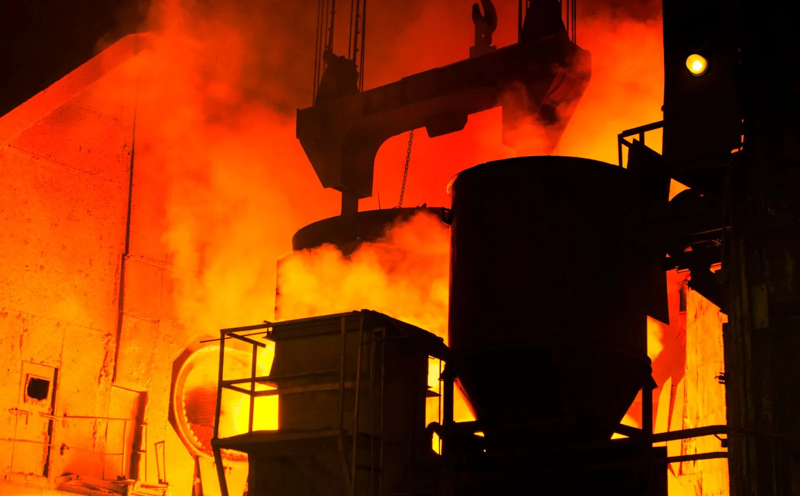 Molten metal casting in a steel plant